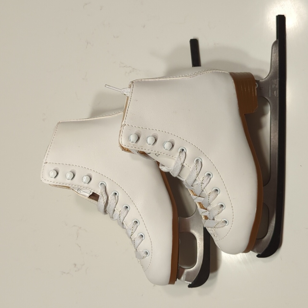 Girls DBX ice skates shoe size 2